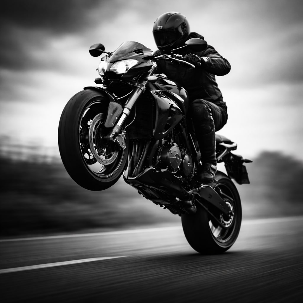 Sesja motoryzacyjna samochodu i motocykla – dynamiczna fotografia motoryzacyjna w plenerze